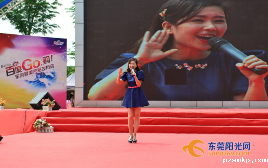 主持人婷婷用甜美悦耳的嗓音演唱了《给我你的吻》与《青苹果乐园》